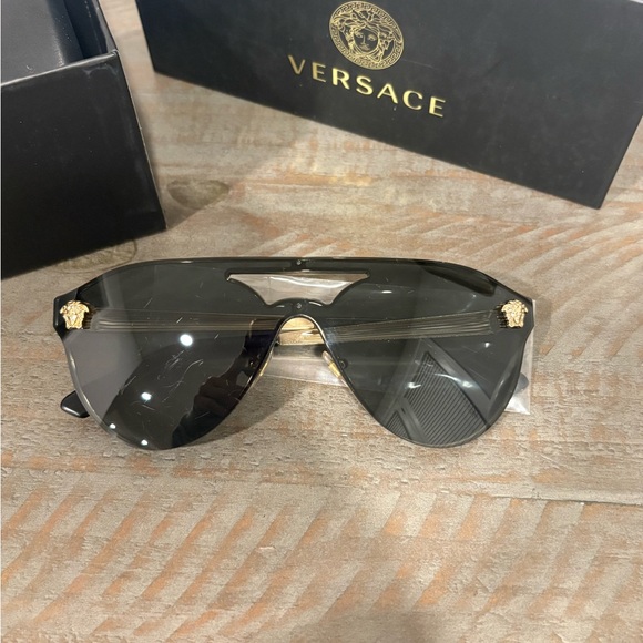 Versace Women’s Aviator VE2161-100286, Gold Metal, Black Shield - Picture 4 of 16